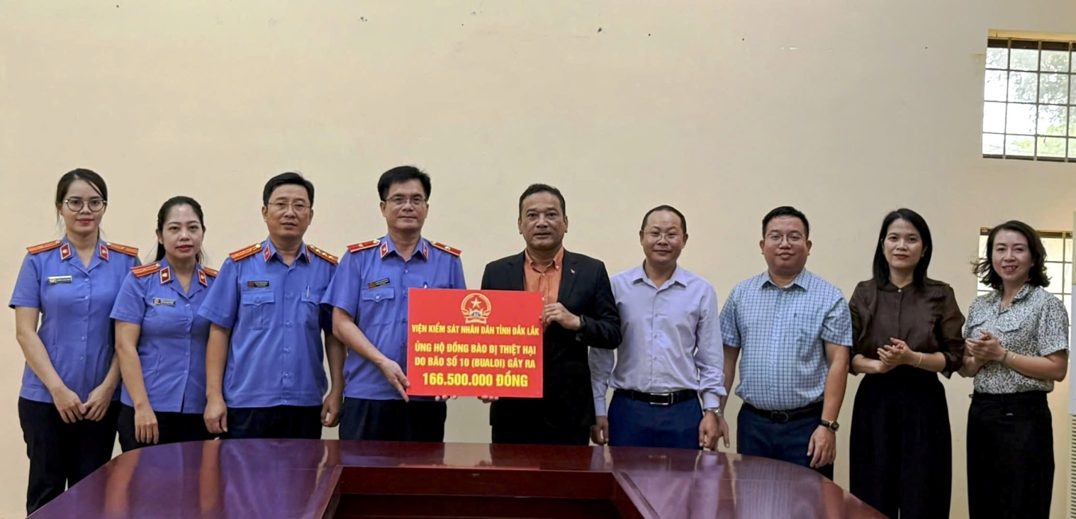 Ngành Kiểm sát tỉnh Đắk Lắk ủng hộ đồng bào bị ảnh hưởng bởi bão số 10