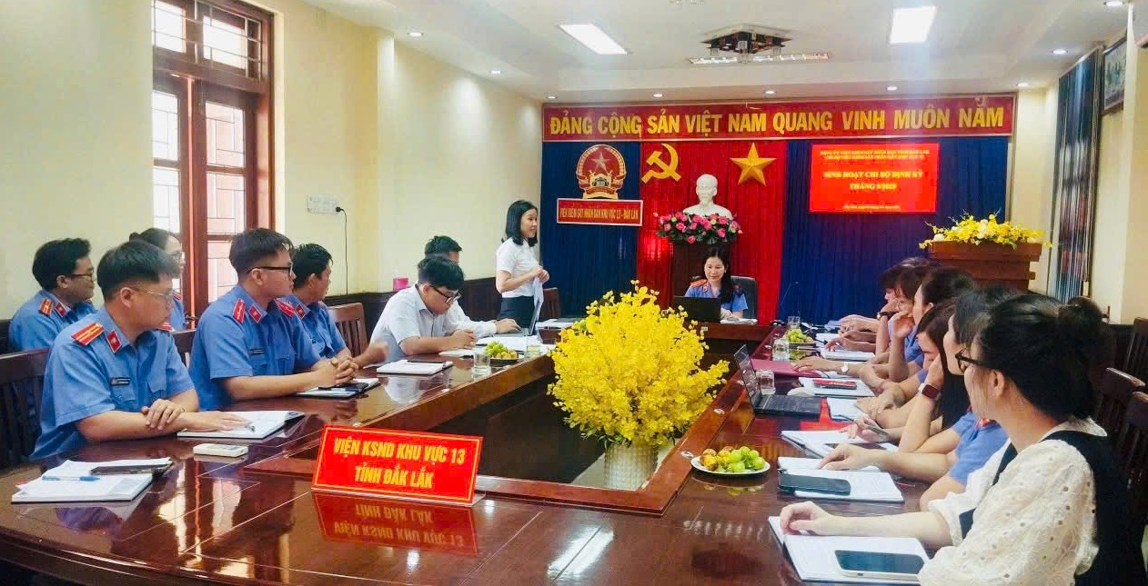 Tổ công tác của Ban Thường vụ Đảng ủy các cơ quan Đảng tỉnh dự sinh hoạt chi bộ tại VKSND khu vực 13