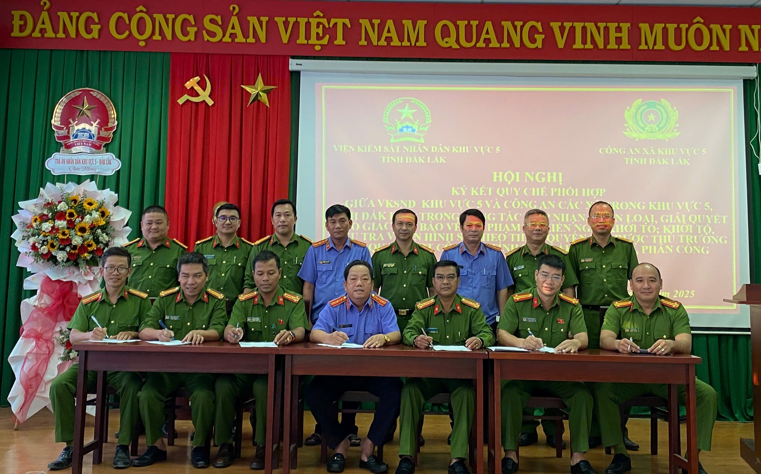 VKSND khu vực 5: Tổ chức Hội nghị ký kết quy chế phối hợp với Công an cấp xã trong công tác tiếp nhận, phân loại, giải quyết tố giác, tin báo về tội phạm và kiến nghị khởi tố