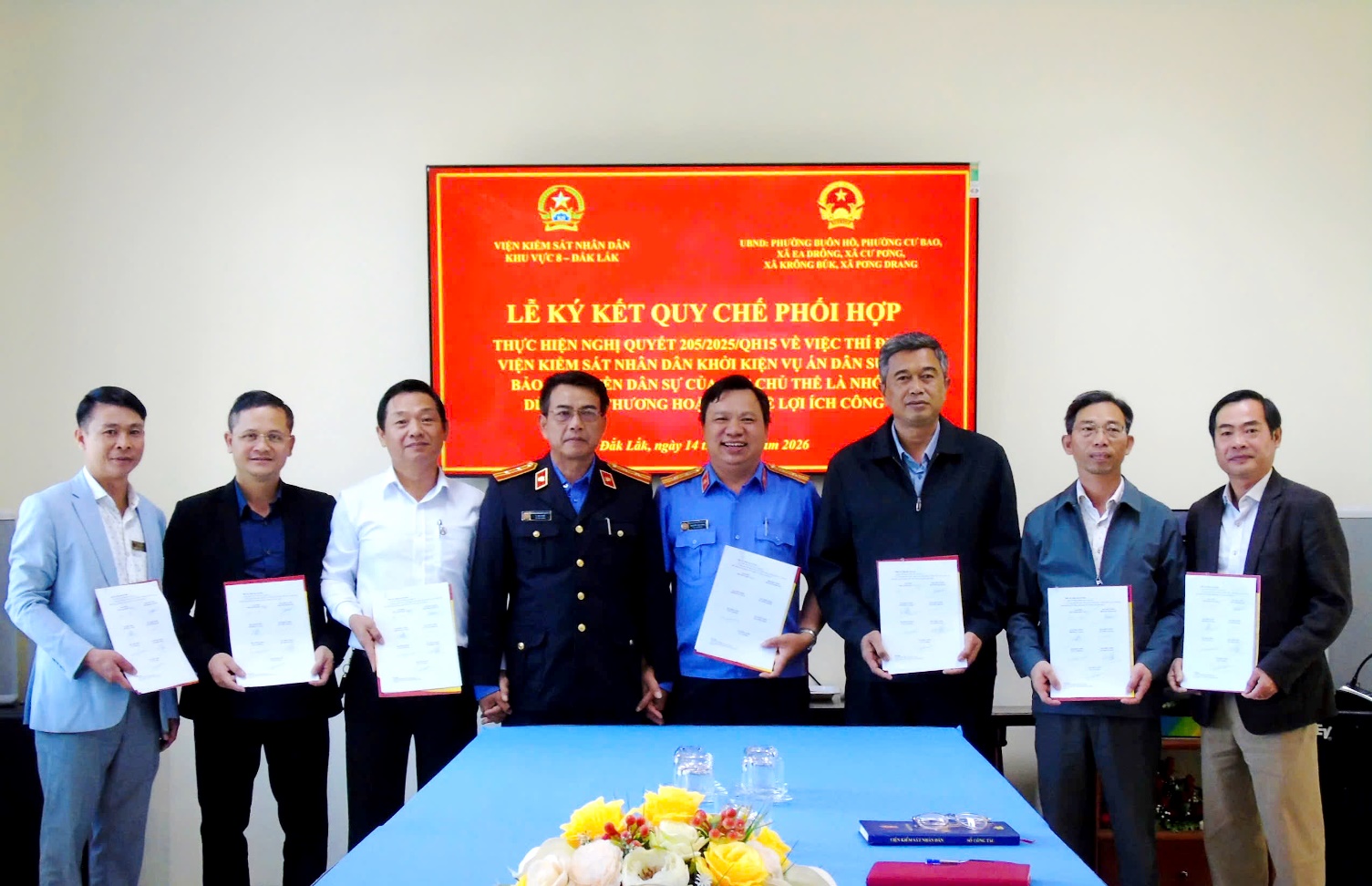 VKSND khu vực  8 ký kết quy chế phối hợp với UBND cấp xã  trong thực hiện Nghị quyết số số 205/NQ-QH15 của Quốc hội